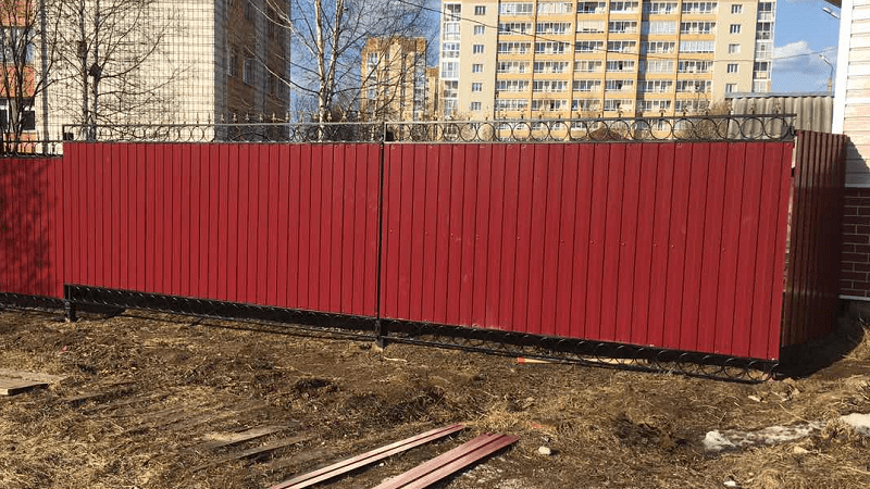 Распашные ворота с профнастилом и кованым декором, Дырнос Распашные ворота с профнастилом и кованым декором, Дырнос